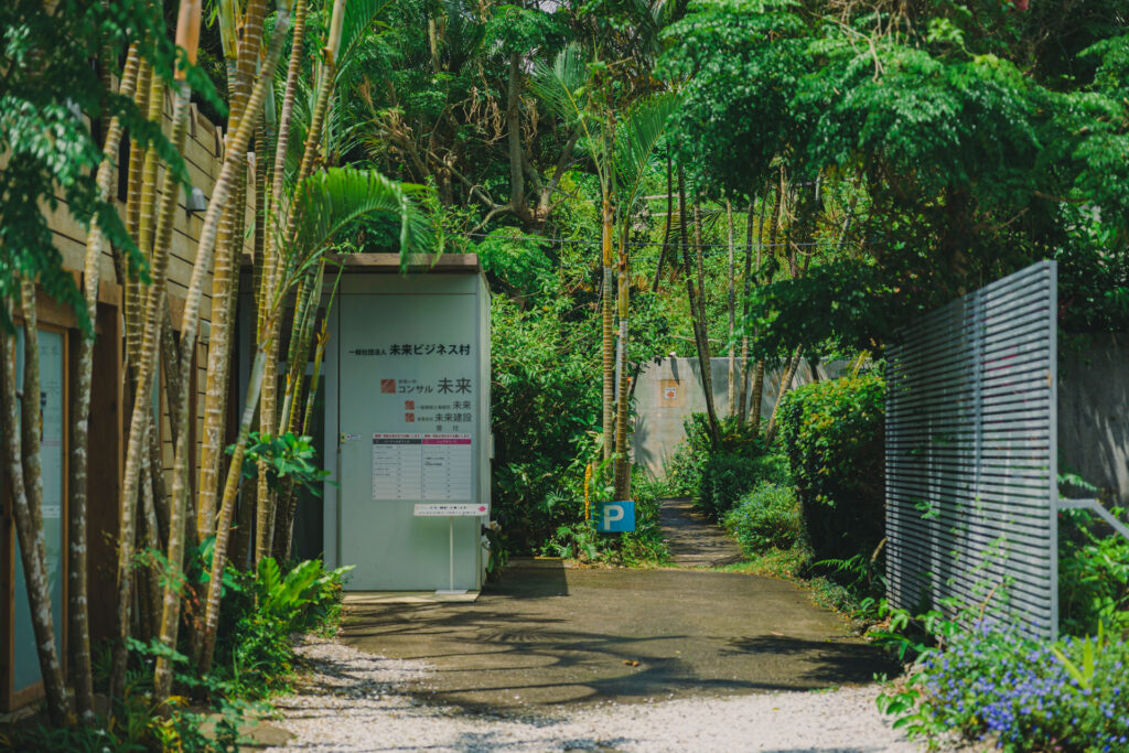 Co-working space in Uruma｜沖縄県うるま市｜コワーキングスペース｜建築写真・竣工写真・インテリア写真｜エントランス外観
