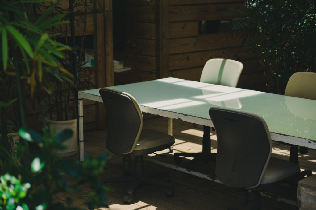 Co-working space in Uruma｜沖縄県うるま市｜コワーキングスペース｜建築写真・竣工写真・インテリア写真｜屋外テラス席｜07