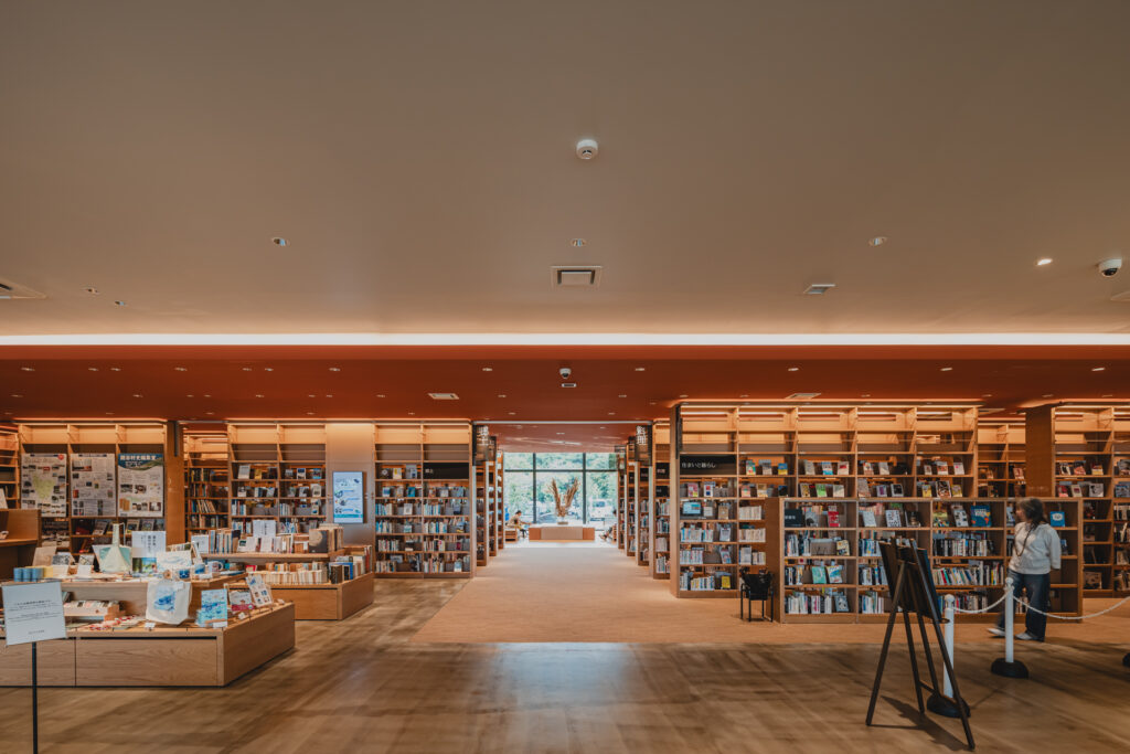 読谷村立図書館｜沖縄県読谷村｜公共施設（図書館）｜建築写真・竣工写真・インテリア写真｜内観｜01