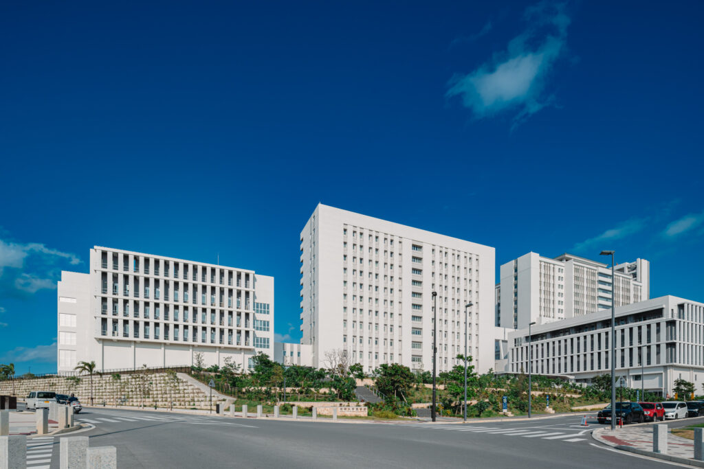 琉球大学病院｜沖縄県宜野湾市｜公共・大規模建築（病院）｜建築写真・竣工写真・インテリア写真｜外観｜05