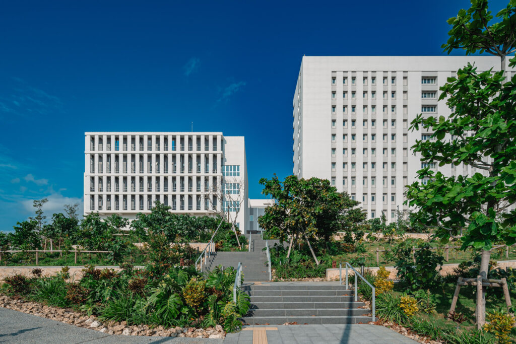 琉球大学病院｜沖縄県宜野湾市｜公共・大規模建築（病院）｜建築写真・竣工写真・インテリア写真｜外観｜06