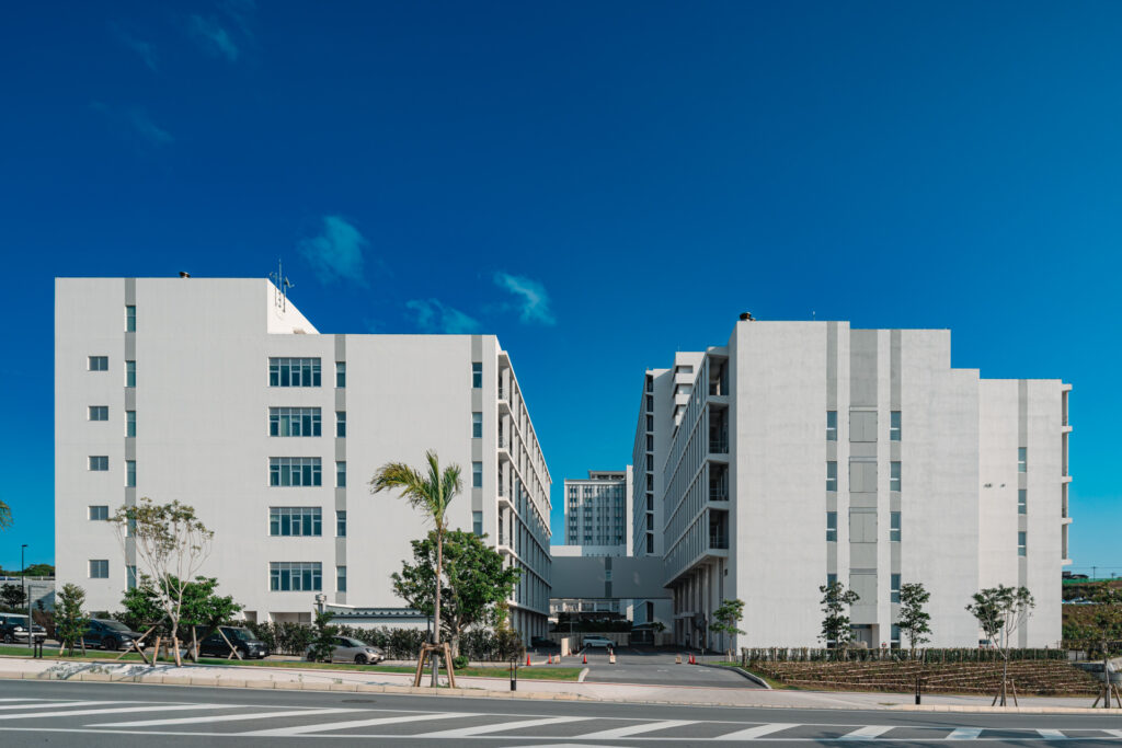 琉球大学病院｜沖縄県宜野湾市｜公共・大規模建築（病院）｜建築写真・竣工写真・インテリア写真｜外観｜04
