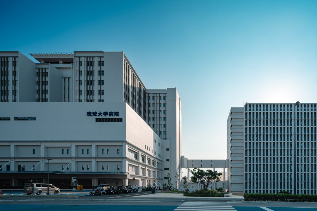 琉球大学病院｜沖縄県宜野湾市｜公共・大規模建築（病院）｜建築写真・竣工写真・インテリア写真｜外観｜08