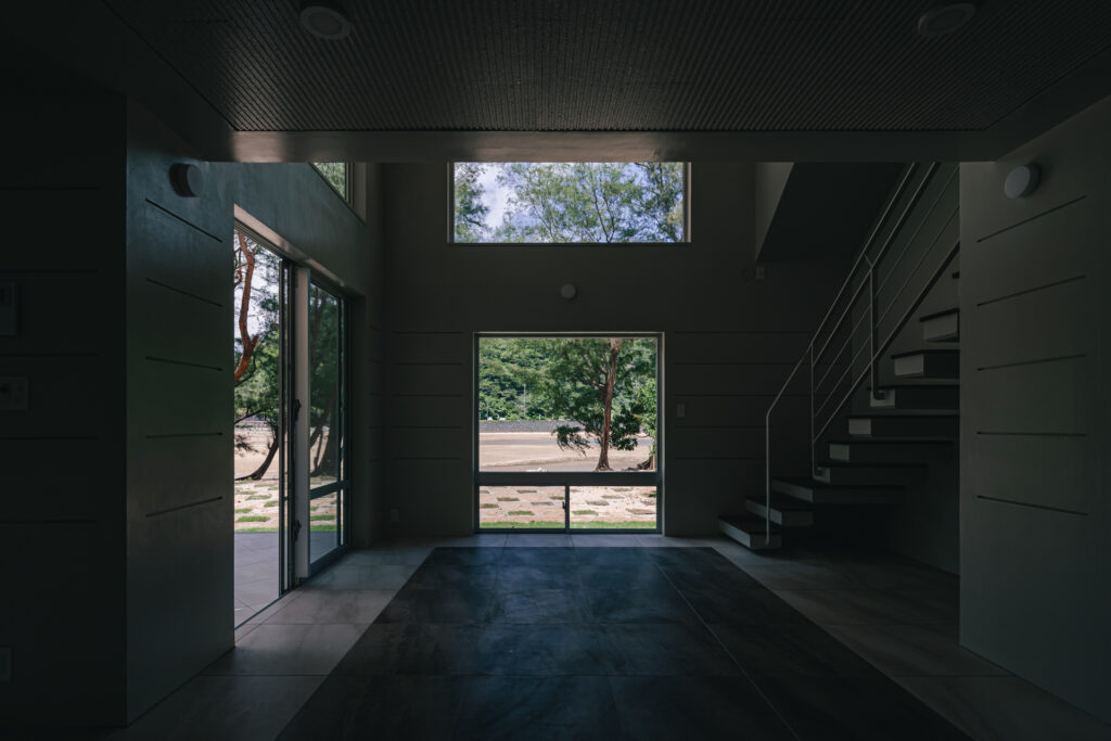 Villa in Ooura, Nago｜沖縄県名護市大浦｜宿泊施設（ヴィラ）｜建築写真・竣工写真・インテリア写真｜リビング｜04