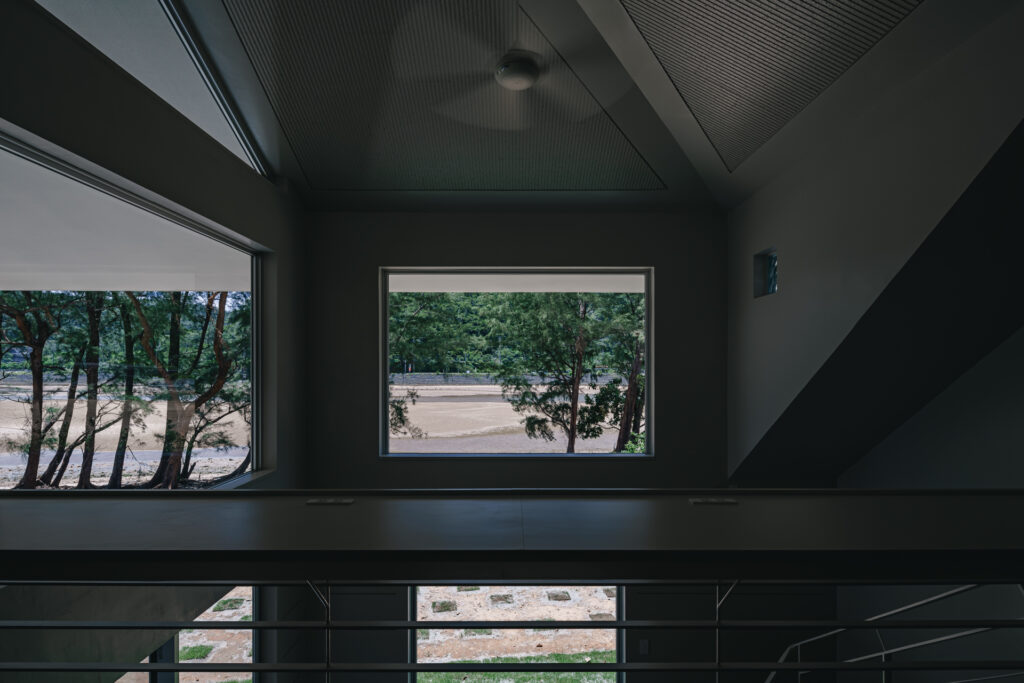 Villa in Ooura, Nago｜沖縄県名護市大浦｜宿泊施設（ヴィラ）｜建築写真・竣工写真・インテリア写真｜吹き抜け｜04