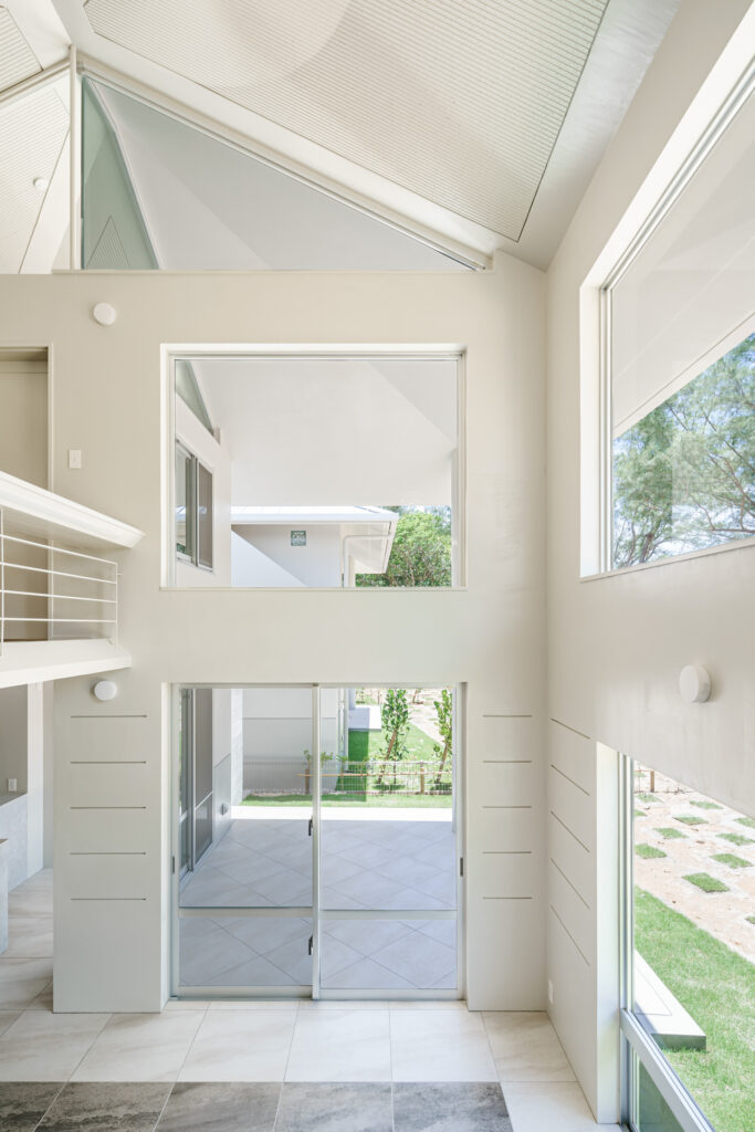 Villa in Ooura, Nago｜沖縄県名護市大浦｜宿泊施設（ヴィラ）｜建築写真・竣工写真・インテリア写真｜リビング｜02