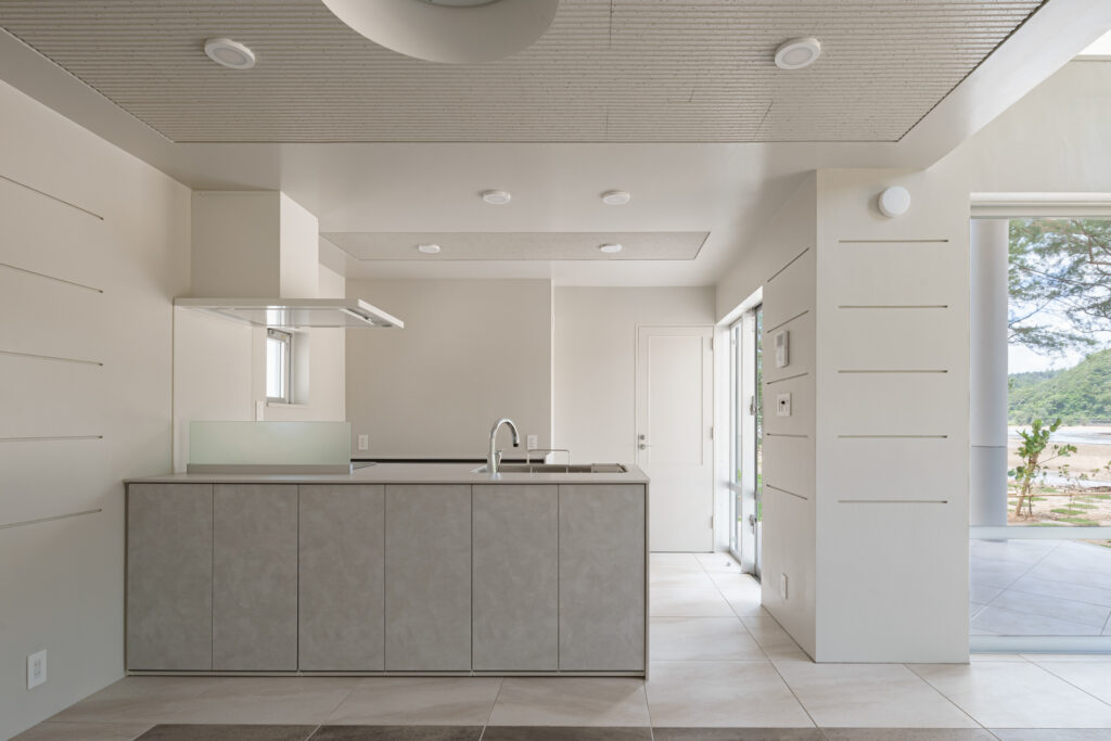 Villa in Ooura, Nago｜沖縄県名護市大浦｜宿泊施設（ヴィラ）｜建築写真・竣工写真・インテリア写真｜キッチン｜01