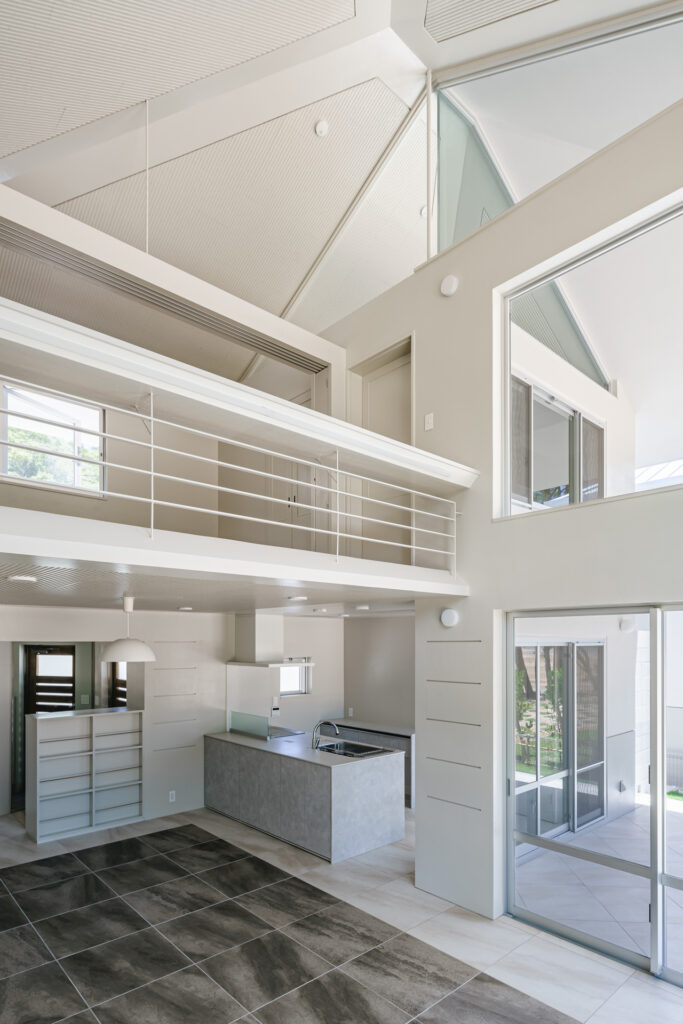 Villa in Ooura, Nago｜沖縄県名護市大浦｜宿泊施設（ヴィラ）｜建築写真・竣工写真・インテリア写真｜吹き抜け｜01