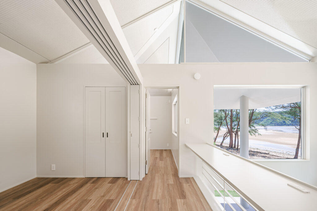 Villa in Ooura, Nago｜沖縄県名護市大浦｜宿泊施設（ヴィラ）｜建築写真・竣工写真・インテリア写真｜吹き抜け｜02