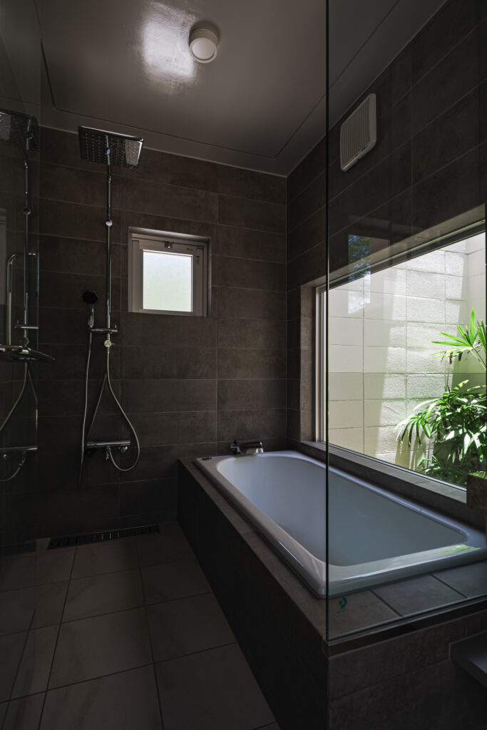 Villa in Ooura, Nago｜沖縄県名護市大浦｜宿泊施設（ヴィラ）｜建築写真・竣工写真・インテリア写真｜浴室｜01