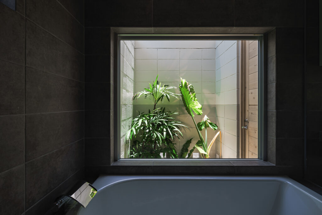 Villa in Ooura, Nago｜沖縄県名護市大浦｜宿泊施設（ヴィラ）｜建築写真・竣工写真・インテリア写真｜浴室｜02