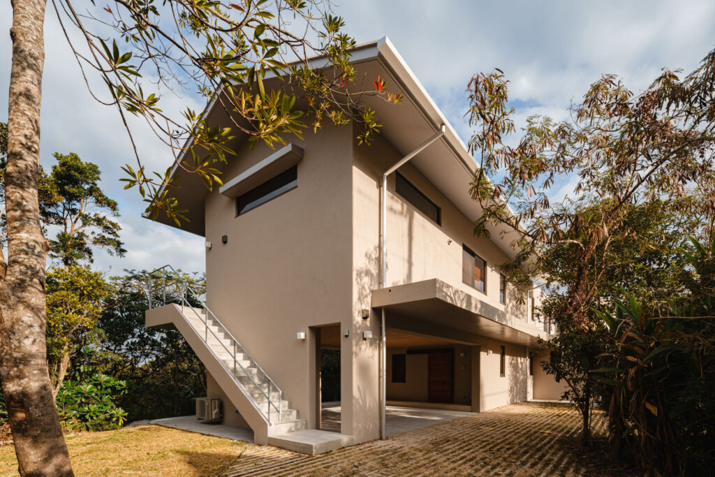 House K in Kibougaoka｜沖縄県恩納村希望ヶ丘｜一戸建て住宅｜建築写真・竣工写真・インテリア写真｜外観｜01