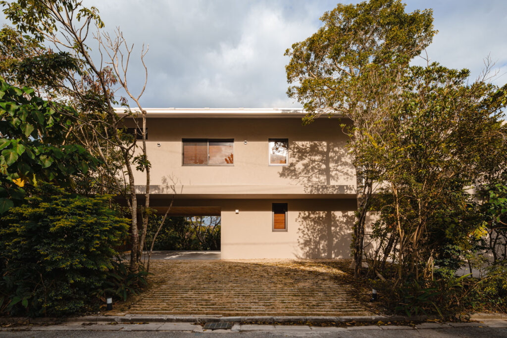 House K in Kibougaoka｜沖縄県恩納村希望ヶ丘｜一戸建て住宅｜建築写真・竣工写真・インテリア写真｜外観｜02