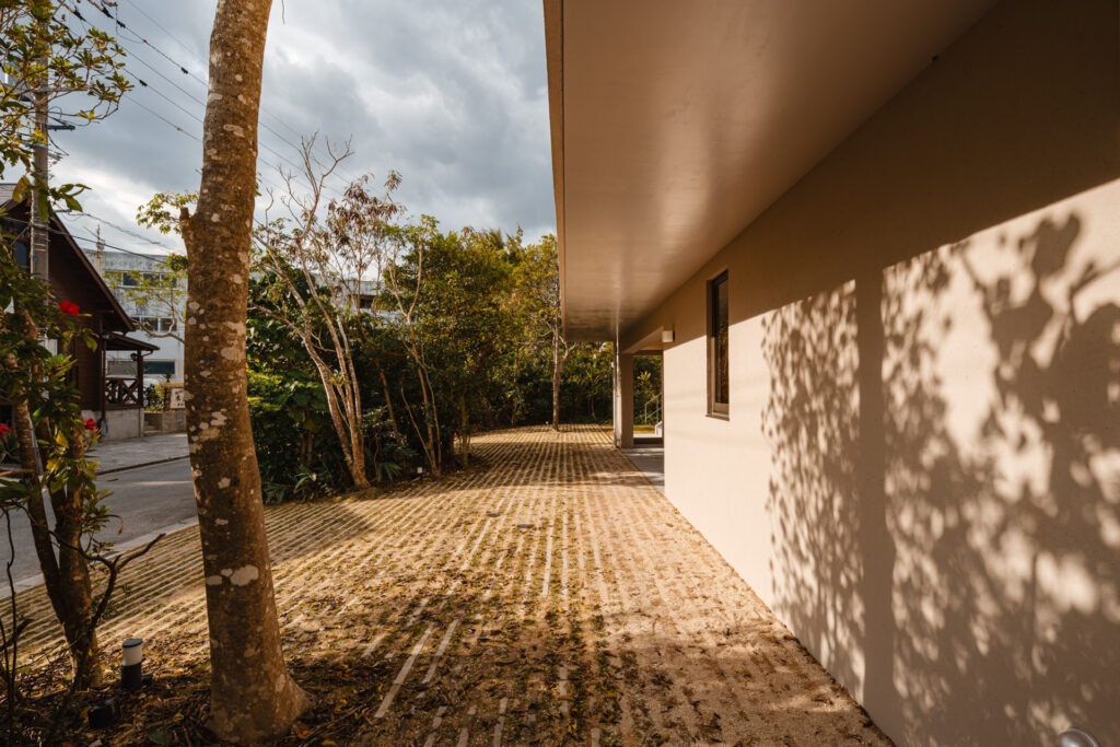 House K in Kibougaoka｜沖縄県恩納村希望ヶ丘｜一戸建て住宅｜建築写真・竣工写真・インテリア写真｜外観｜03