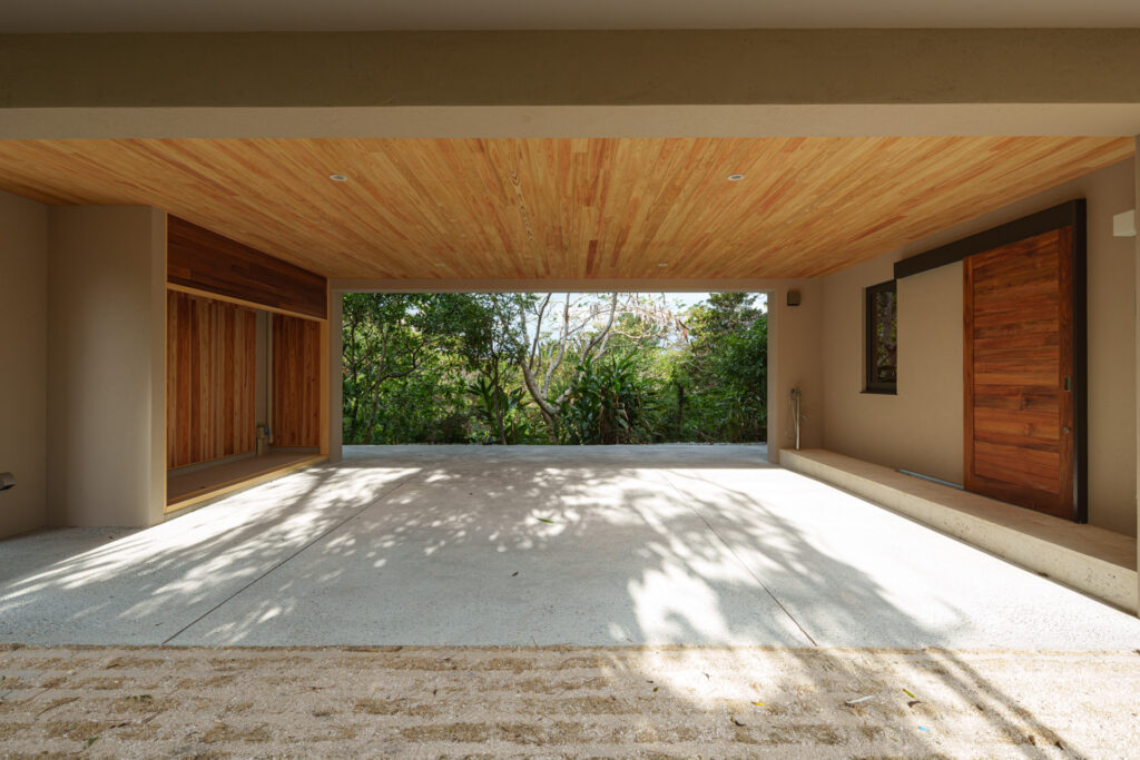 House K in Kibougaoka｜沖縄県恩納村希望ヶ丘｜一戸建て住宅｜建築写真・竣工写真・インテリア写真｜外観｜04