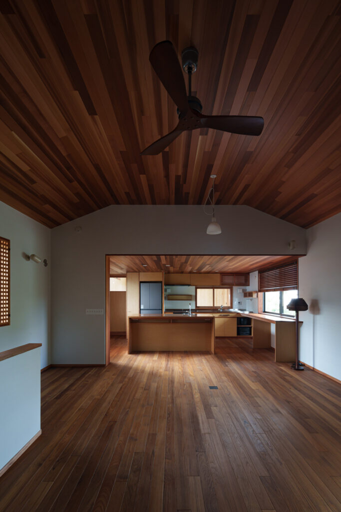 House K in Kibougaoka｜沖縄県恩納村希望ヶ丘｜一戸建て住宅｜建築写真・竣工写真・インテリア写真｜LDK｜01