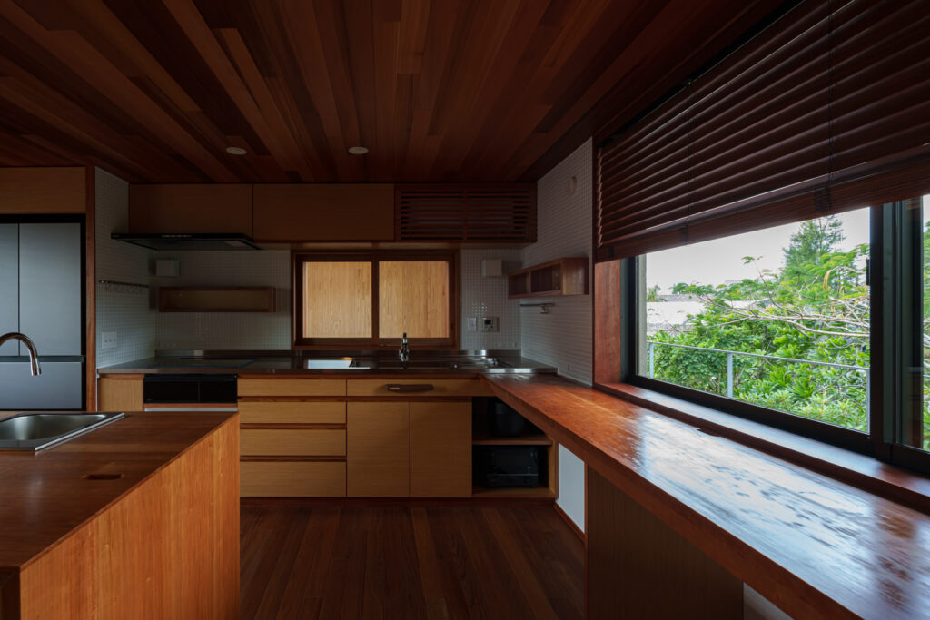 House K in Kibougaoka｜沖縄県恩納村希望ヶ丘｜一戸建て住宅｜建築写真・竣工写真・インテリア写真｜キッチン｜01