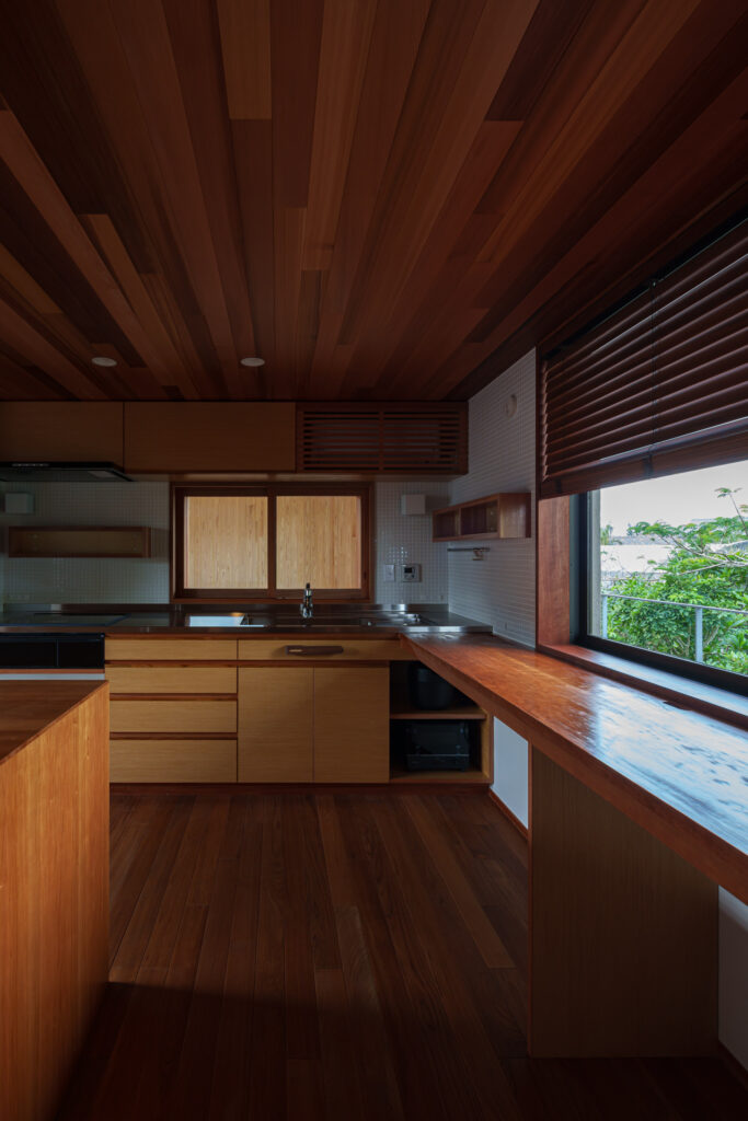 House K in Kibougaoka｜沖縄県恩納村希望ヶ丘｜一戸建て住宅｜建築写真・竣工写真・インテリア写真｜キッチン｜01