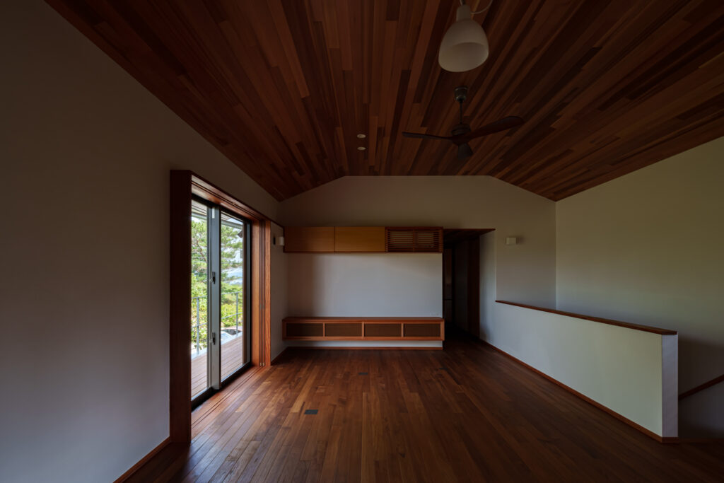 House K in Kibougaoka｜沖縄県恩納村希望ヶ丘｜一戸建て住宅｜建築写真・竣工写真・インテリア写真｜LDK｜02