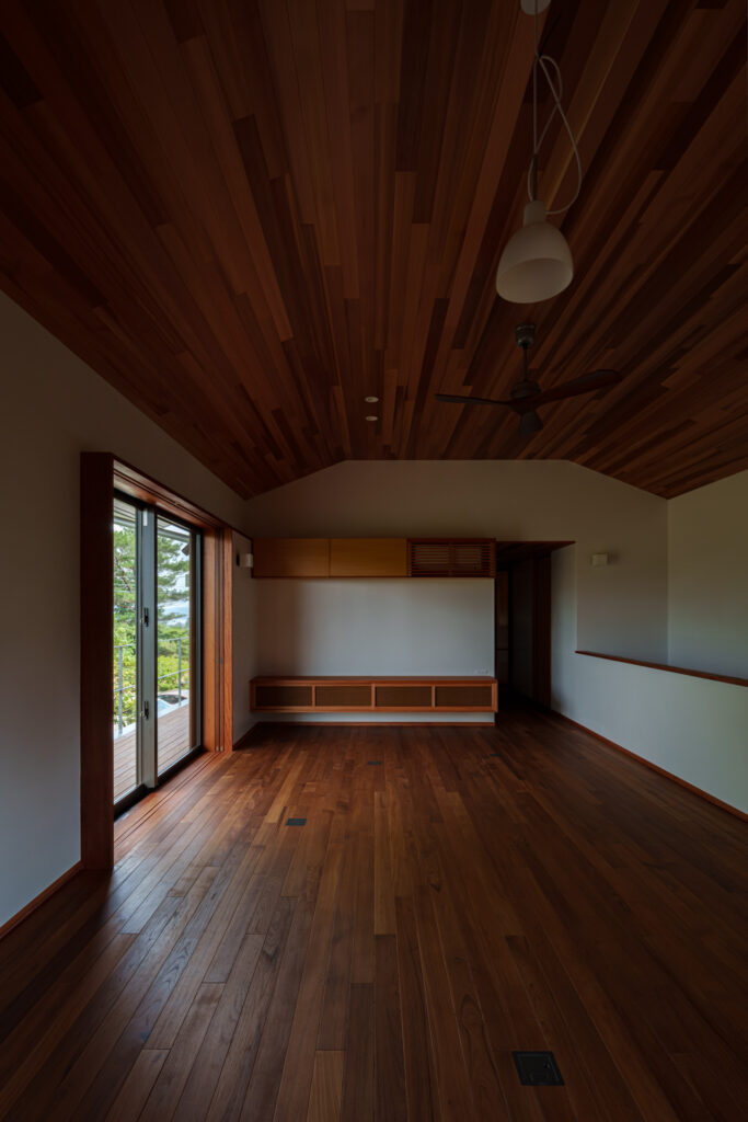 House K in Kibougaoka｜沖縄県恩納村希望ヶ丘｜一戸建て住宅｜建築写真・竣工写真・インテリア写真｜LDK｜03