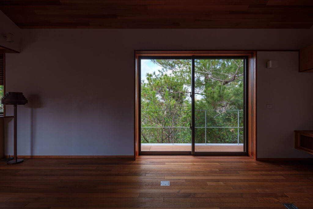 House K in Kibougaoka｜沖縄県恩納村希望ヶ丘｜一戸建て住宅｜建築写真・竣工写真・インテリア写真｜LDK｜03