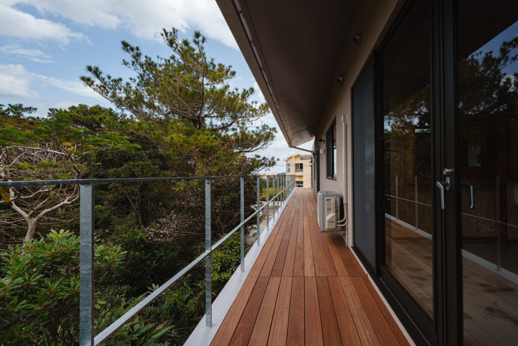 House K in Kibougaoka｜沖縄県恩納村希望ヶ丘｜一戸建て住宅｜建築写真・竣工写真・インテリア写真｜ベランダ｜01
