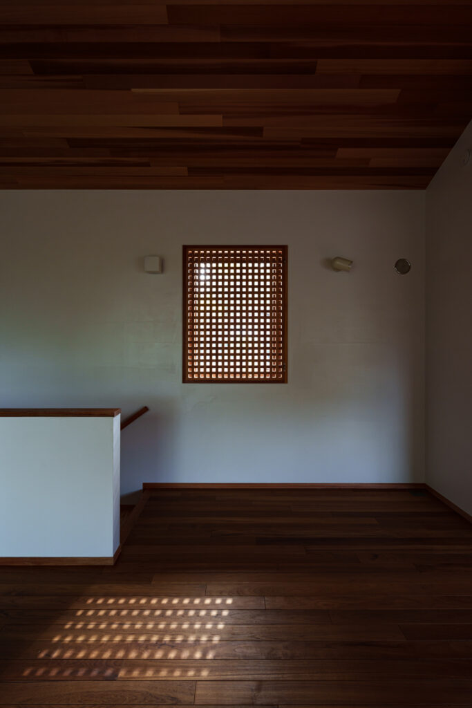 House K in Kibougaoka｜沖縄県恩納村希望ヶ丘｜一戸建て住宅｜建築写真・竣工写真・インテリア写真｜LDK｜02