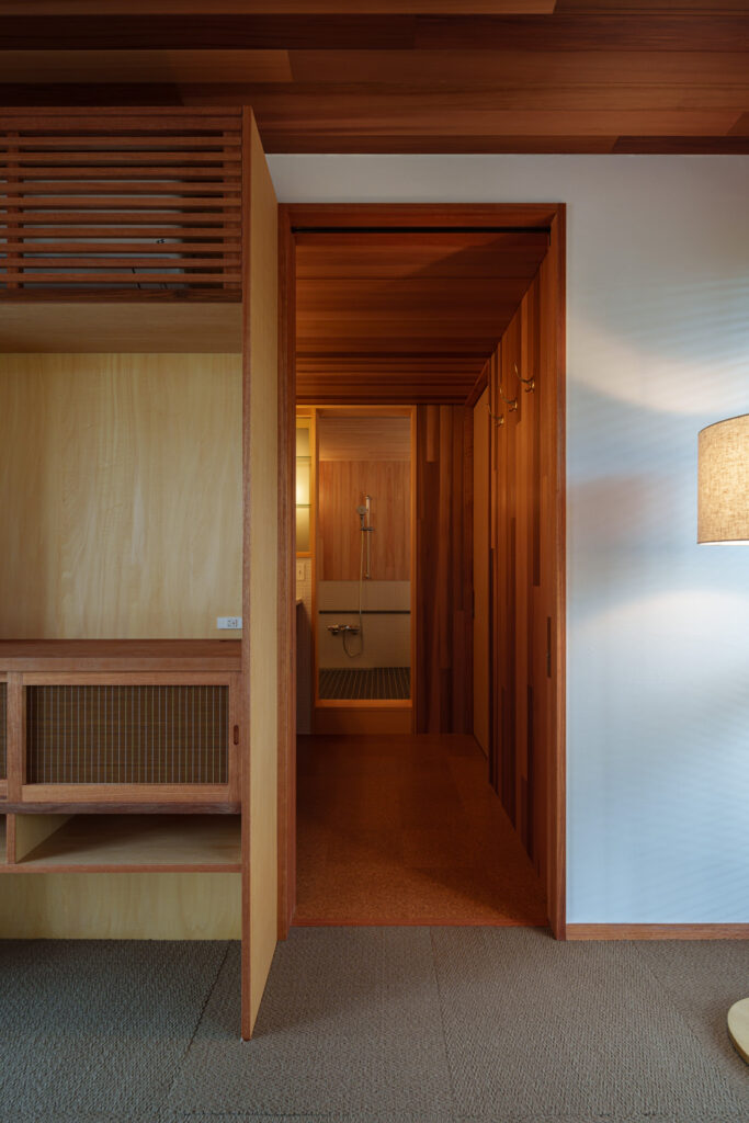 House K in Kibougaoka｜沖縄県恩納村希望ヶ丘｜一戸建て住宅｜建築写真・竣工写真・インテリア写真｜脱衣所｜01