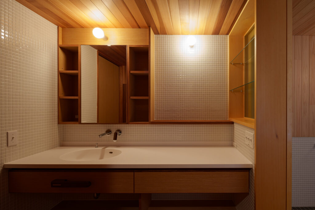 House K in Kibougaoka｜沖縄県恩納村希望ヶ丘｜一戸建て住宅｜建築写真・竣工写真・インテリア写真｜洗面台｜01