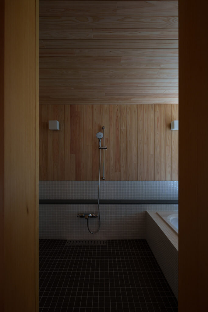 House K in Kibougaoka｜沖縄県恩納村希望ヶ丘｜一戸建て住宅｜建築写真・竣工写真・インテリア写真｜浴室｜01