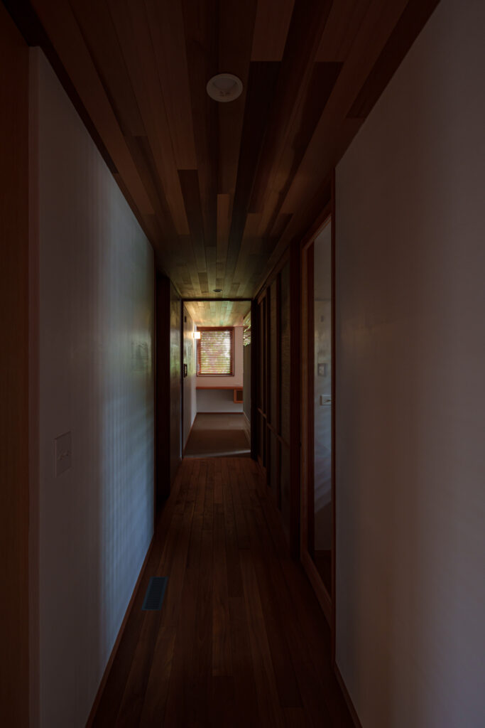 House K in Kibougaoka｜沖縄県恩納村希望ヶ丘｜一戸建て住宅｜建築写真・竣工写真・インテリア写真｜廊下｜01