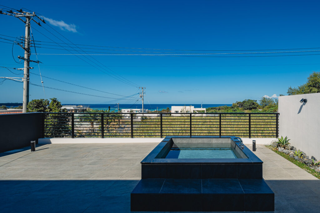 Villa A in Maeda, Onna｜沖縄県恩納村｜宿泊施設（ヴィラ）｜建築写真・竣工写真・インテリア写真｜露天風呂｜01