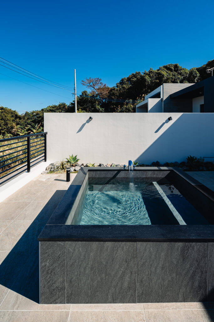 Villa A in Maeda, Onna｜沖縄県恩納村｜宿泊施設（ヴィラ）｜建築写真・竣工写真・インテリア写真｜露天風呂｜02