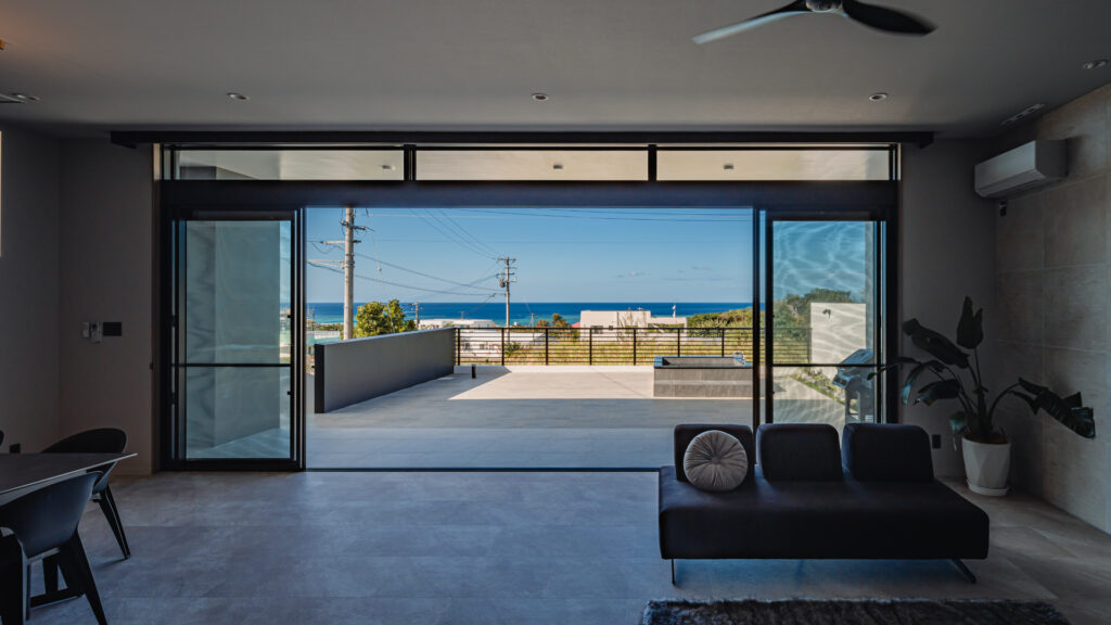 Villa A in Maeda, Onna｜沖縄県恩納村｜宿泊施設（ヴィラ）｜建築写真・竣工写真・インテリア写真｜内観｜01