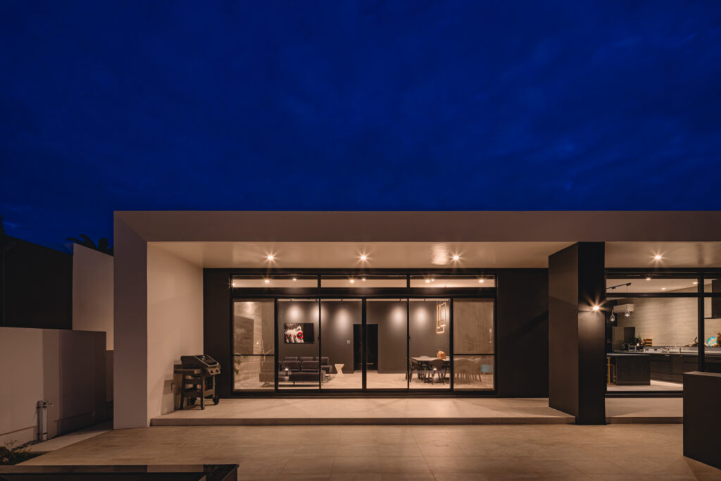 Villa A in Maeda, Onna｜沖縄県恩納村｜宿泊施設（ヴィラ）｜建築写真・竣工写真・インテリア写真｜外観（夕景）｜01