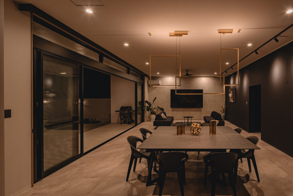 Villa A in Maeda, Onna｜沖縄県恩納村｜宿泊施設（ヴィラ）｜建築写真・竣工写真・インテリア写真｜内観（夕景）｜01
