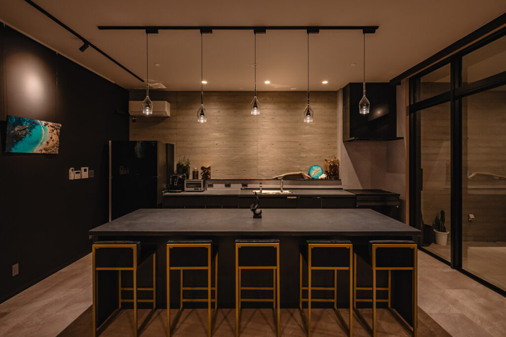 Villa A in Maeda, Onna｜沖縄県恩納村｜宿泊施設（ヴィラ）｜建築写真・竣工写真・インテリア写真｜内観（夕景）｜03