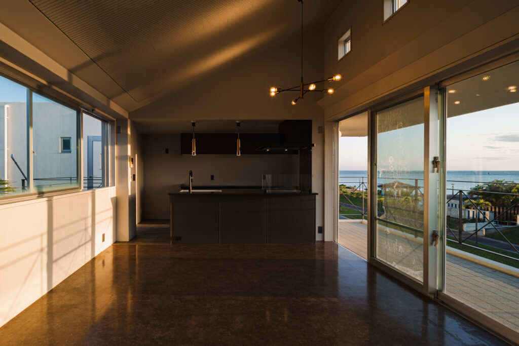 House Renovation in Shiozaki｜沖縄県糸満市｜一戸建て住宅（リノベーション）｜建築写真・竣工写真・インテリア写真｜LDK｜01