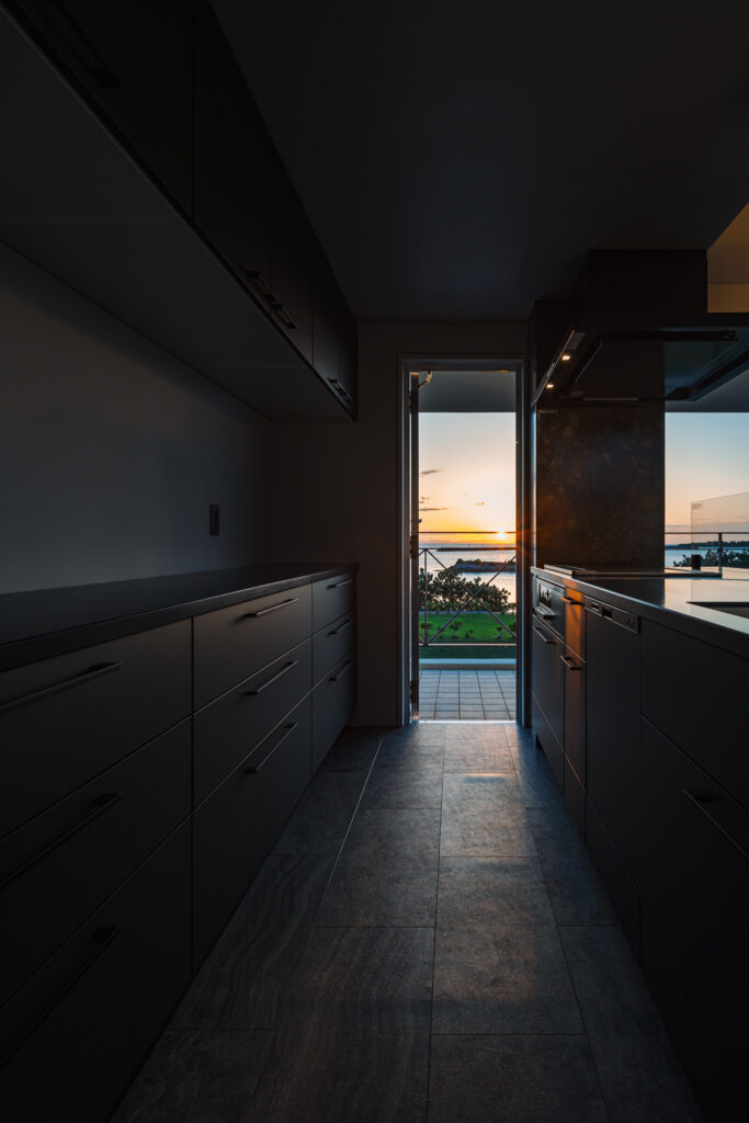 House Renovation in Shiozaki｜沖縄県糸満市｜一戸建て住宅（リノベーション）｜建築写真・竣工写真・インテリア写真｜キッチン｜02