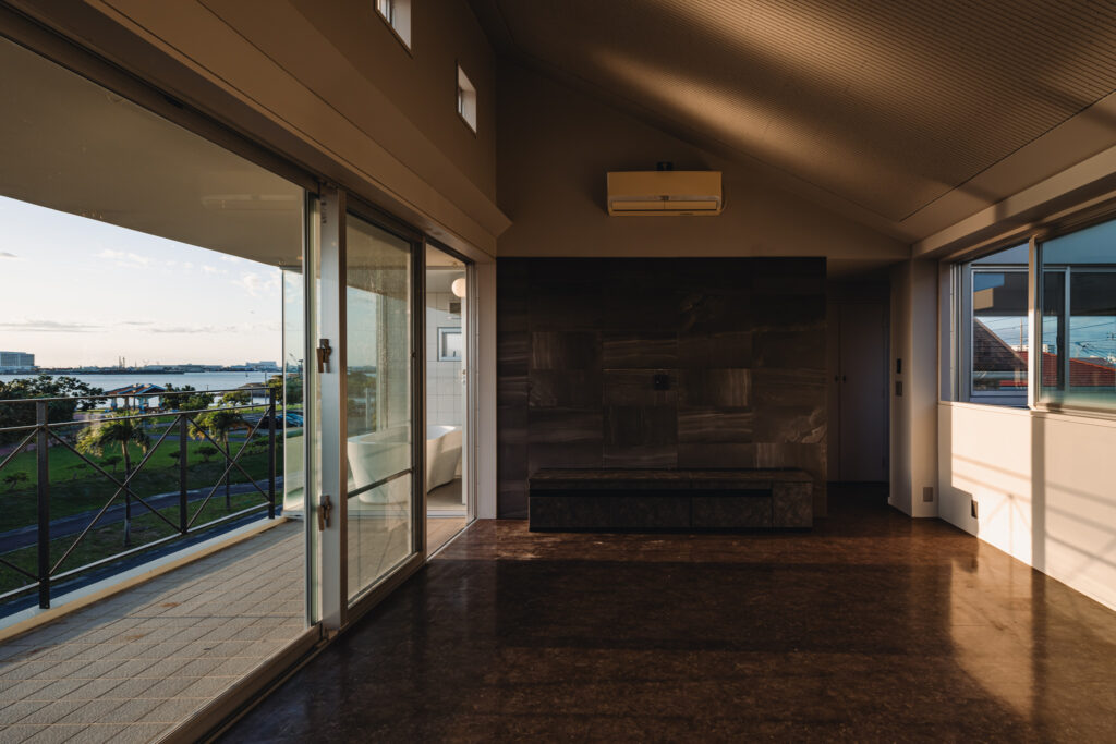House Renovation in Shiozaki｜沖縄県糸満市｜一戸建て住宅（リノベーション）｜建築写真・竣工写真・インテリア写真｜LDK｜02