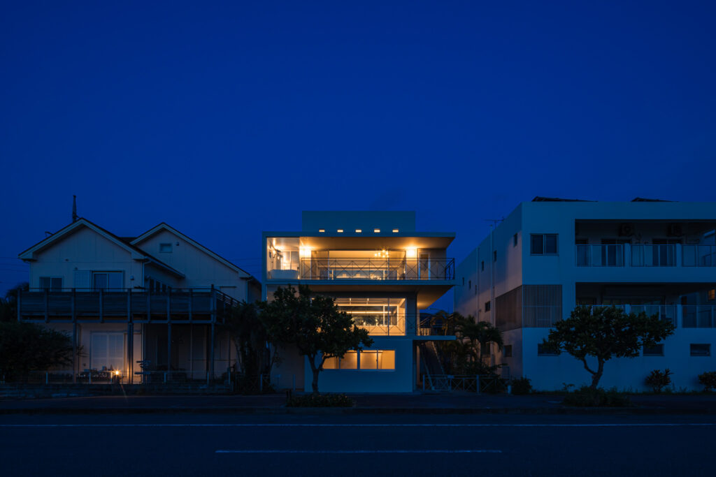 House Renovation in Shiozaki｜沖縄県糸満市｜一戸建て住宅（リノベーション）｜建築写真・竣工写真・インテリア写真｜外観（夕景）｜02
