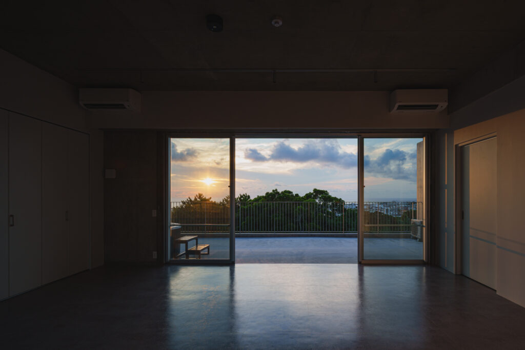 M TAKASHIHO｜沖縄県読谷村｜RC造・賃貸住宅（外人住宅）｜建築写真・竣工写真・インテリア写真｜内観（夕景）｜02