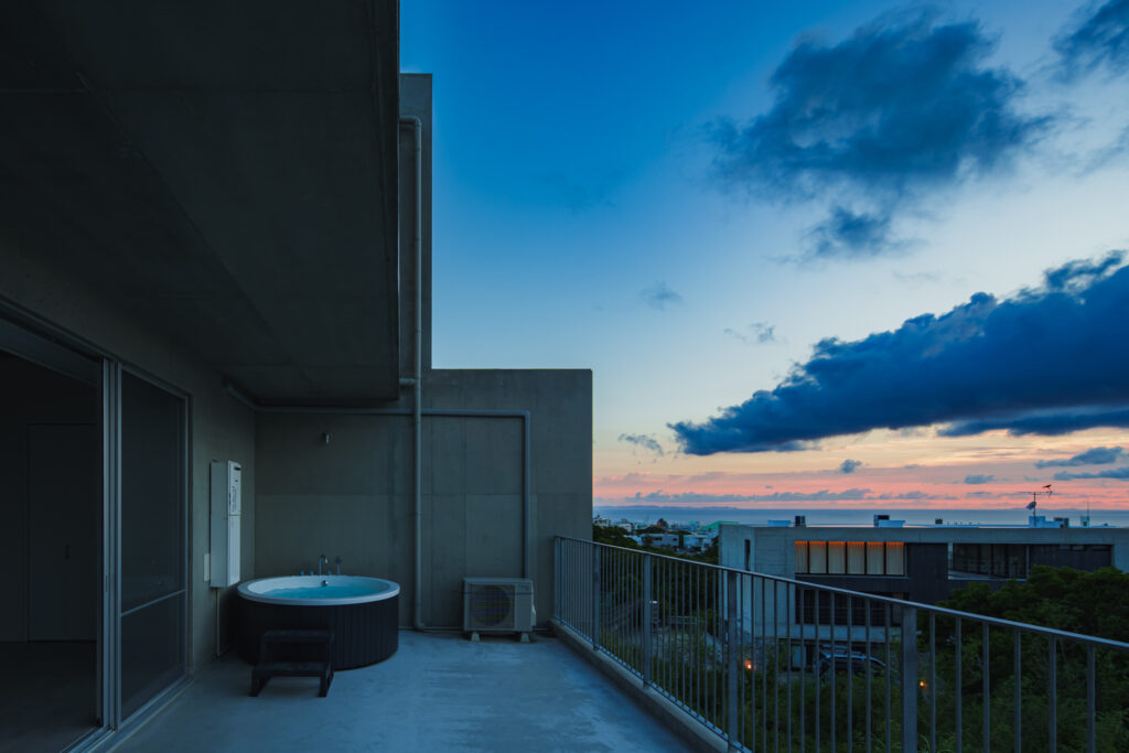 M TAKASHIHO｜沖縄県読谷村｜RC造・賃貸住宅（外人住宅）｜建築写真・竣工写真・インテリア写真｜テラス（夕景）｜01